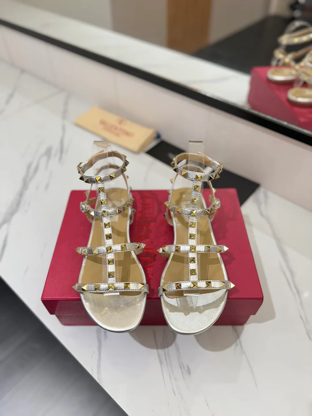 👟👟Ex-factory price 520👟👟 Valentino/Valentino rivet VT classic ankle-wrap rivet sandals, timeless 🆕 deeply rooted in people's hearts❤️A must-have item that never goes out of style🫰top replica! The side curves are perfect, the original molded custom-made rust-free rivets, and the textured hardware bring out a full sense of high-end, giving you a genuine foot feel! The first choice for high-end customers❤️ [Material] Upper: Original imported customized cowhide Inner lining: Original imported goatskin Outsole: Imported pearlescent leather outsole Code number: 35-39 [34, 40, 41, 42 are custom-made and cannot be returned or exchanged]